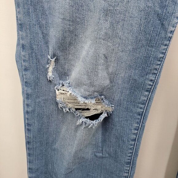 Torrid Bombshell Straight Woman's Light Wash Distressed Stretch Jeans Plus 20R‎ - Picture 2 of 7